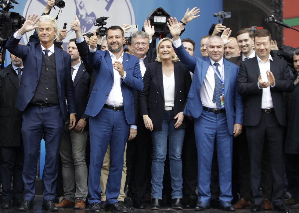 Geert Wilders (nederländska PVV), Matteo Salvini (italienska Lega), Jörg Meuthen (tyska AFD), Marine Le Pen (franska Nationell samling), Vaselin Marehki (bulgariska Volya), Jaak Madison (estniska Ekre), Tomio Okamura (tjeckiska SPD) med flera, sida vid sida i Milano.