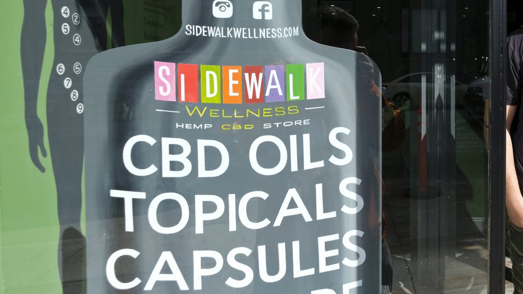 Trots förbud fortsätter många nätbutiker att sälja så kallad CBD-olja som innehåller cannabinoider.