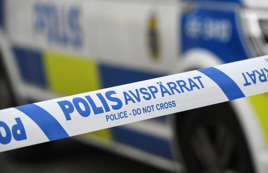 En högstadieskola i Vansbro i Dalarna låstes efter larm om en beväpnad man vid skolan.