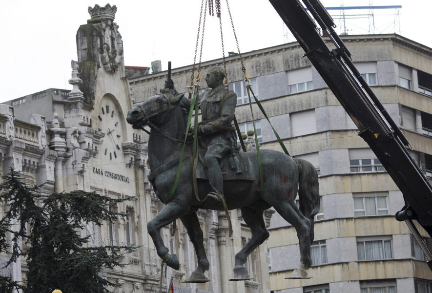 En av de sista statyerna av Spaniens diktator Francisco Franco togs bort i staden Santander 2008.