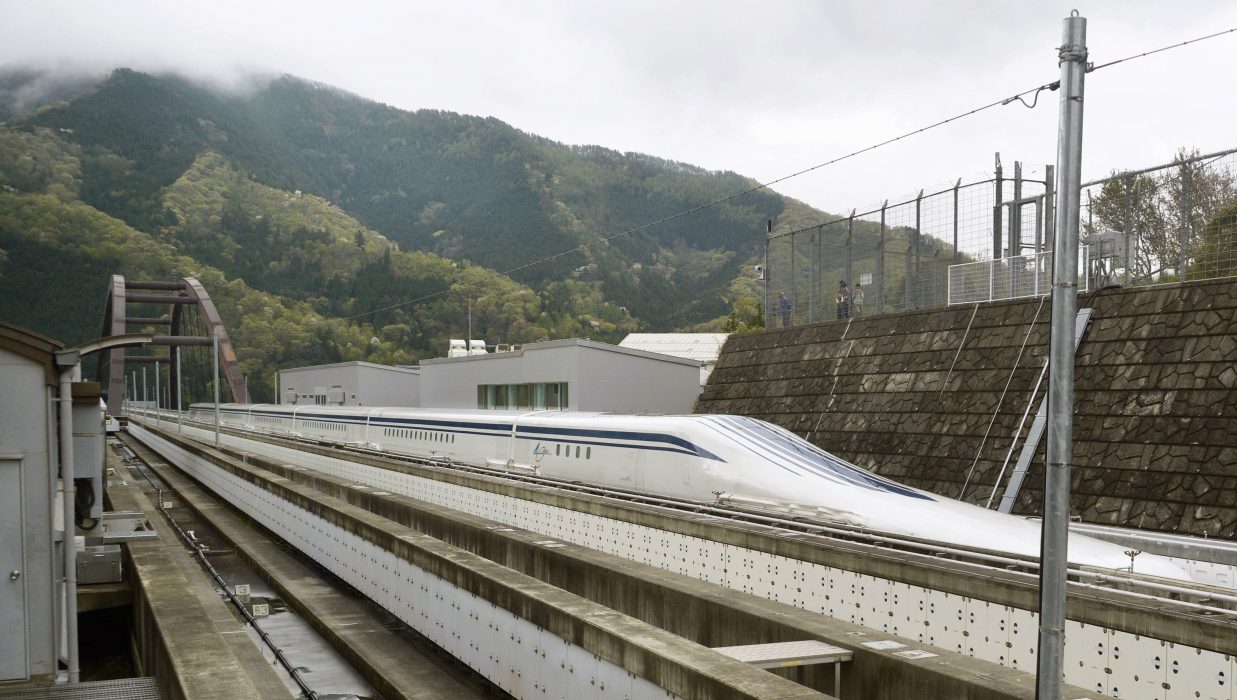Kinas statliga rälsfordonstillverkare CRRC har tagit fram supersnabba magnettåg, likt detta från Japan.