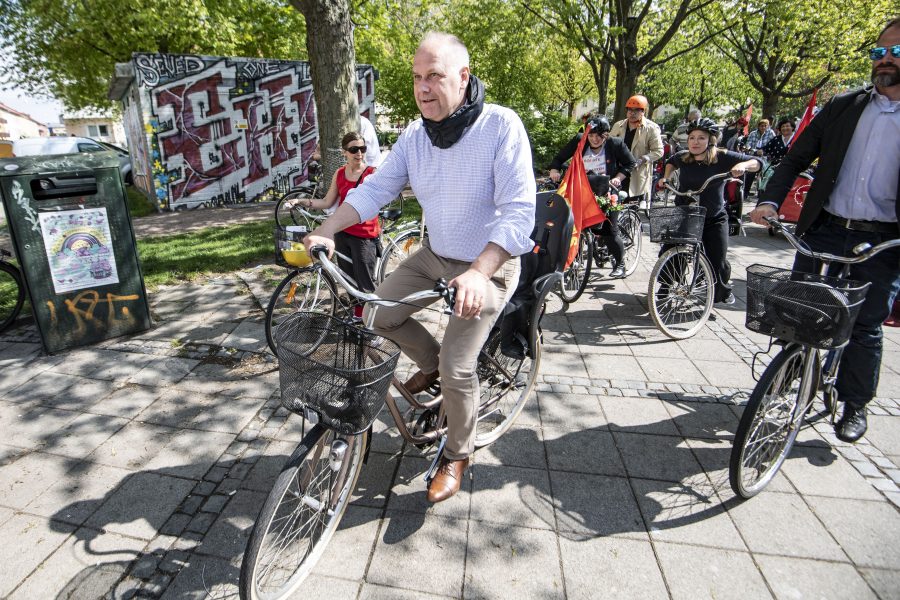 Vänsterpartiets partiledare Jonas Sjöstedt EU-valkampanjar på cykel.