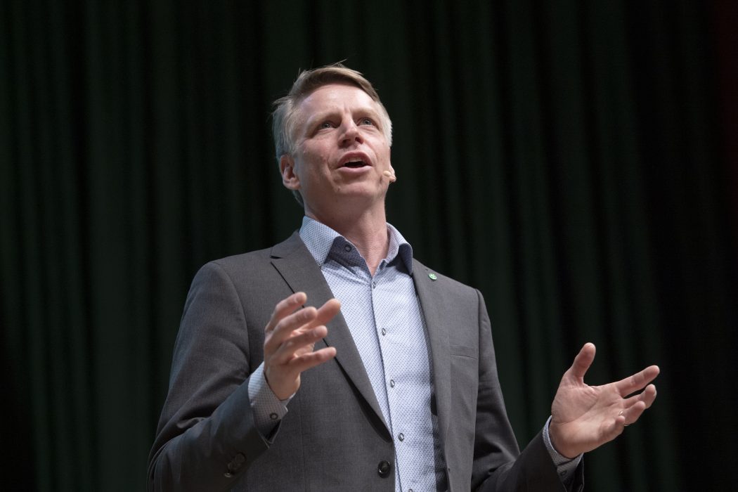 MP:s språkrör Per Bolund vill att alla nya hus ska ha solceller på taket.