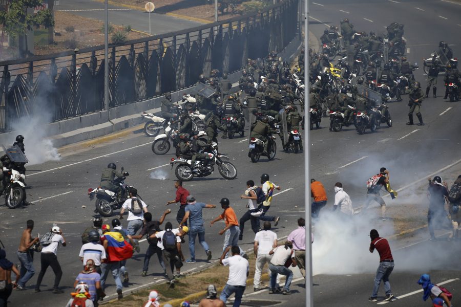 Demonstranter drabbar samman med det venezuelanska nationalgardet.