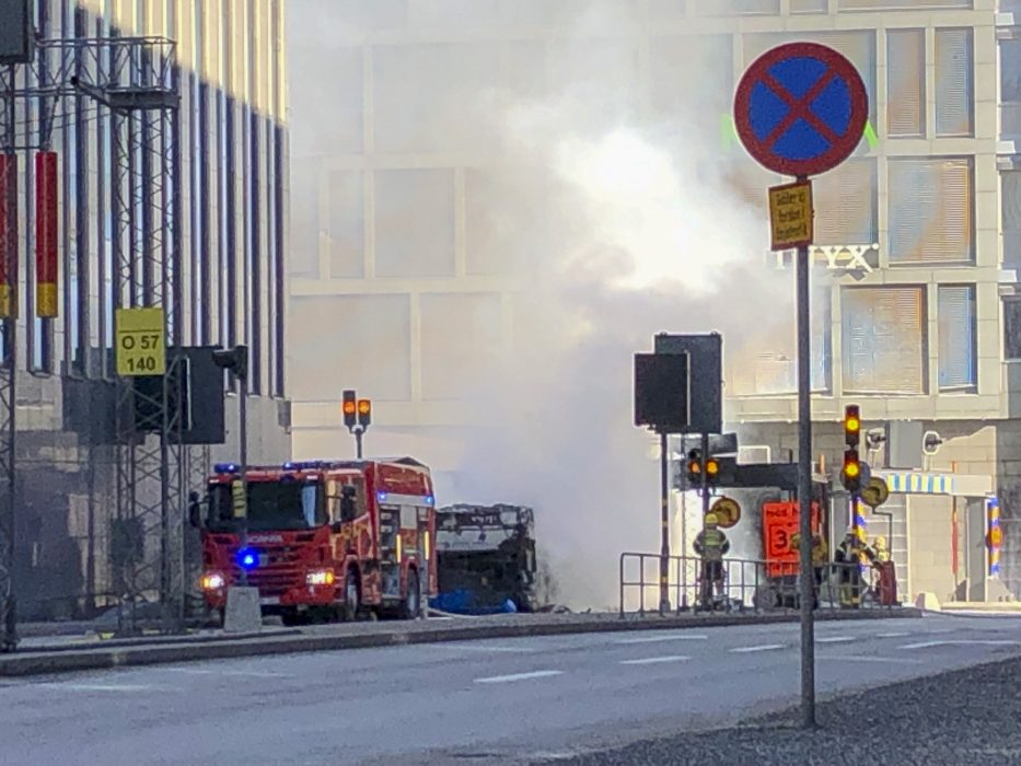 Bussen totalförstördes i en explosionsartad brand vid Klaratunneln i Stockholm.