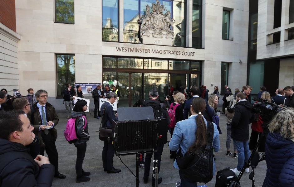 Medier och anhängare till Julian Assange samlades vid domstolen i London i början av maj, där Wikileaksgrundaren medverkade via videolänk från fängelset.