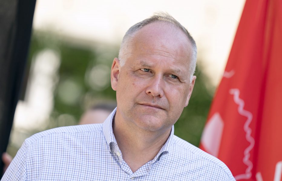 Vänsterpartiets partiledare Jonas Sjöstedt vill se en plan för ett fossilfritt Sverige från regeringen.