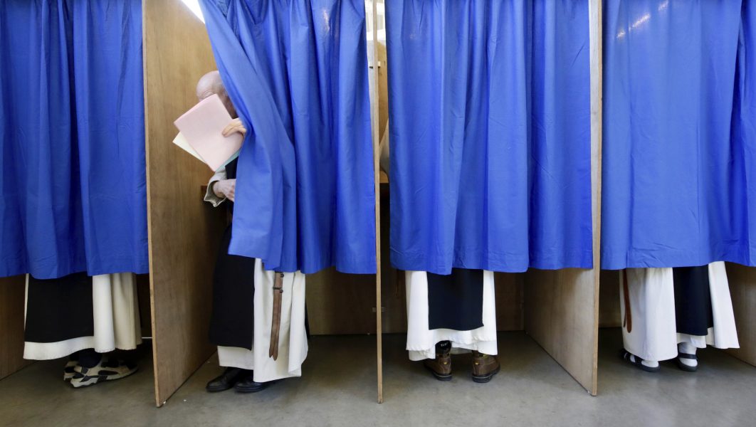 Munkar röstar i Westvleteren i Belgien.