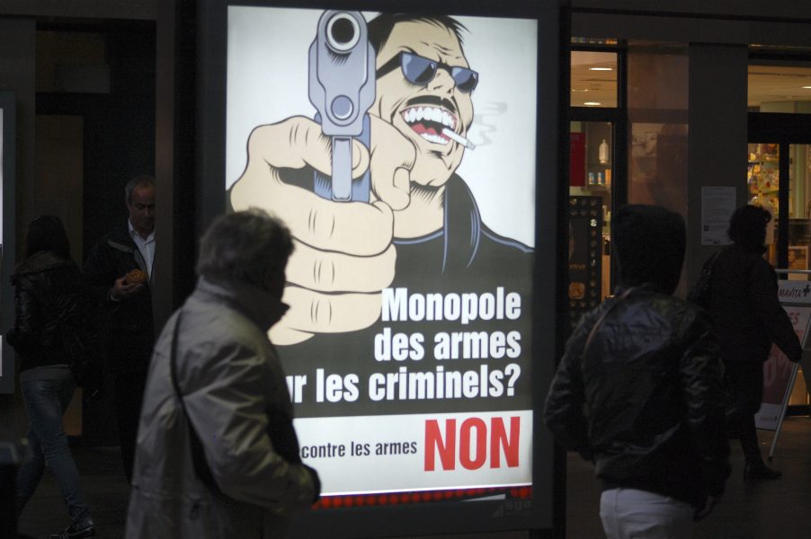 "Ska vi ge vapenmonopol till de kriminella? NEJ", står det på en affisch inför omröstningen i Schweiz som hölls på söndagen.