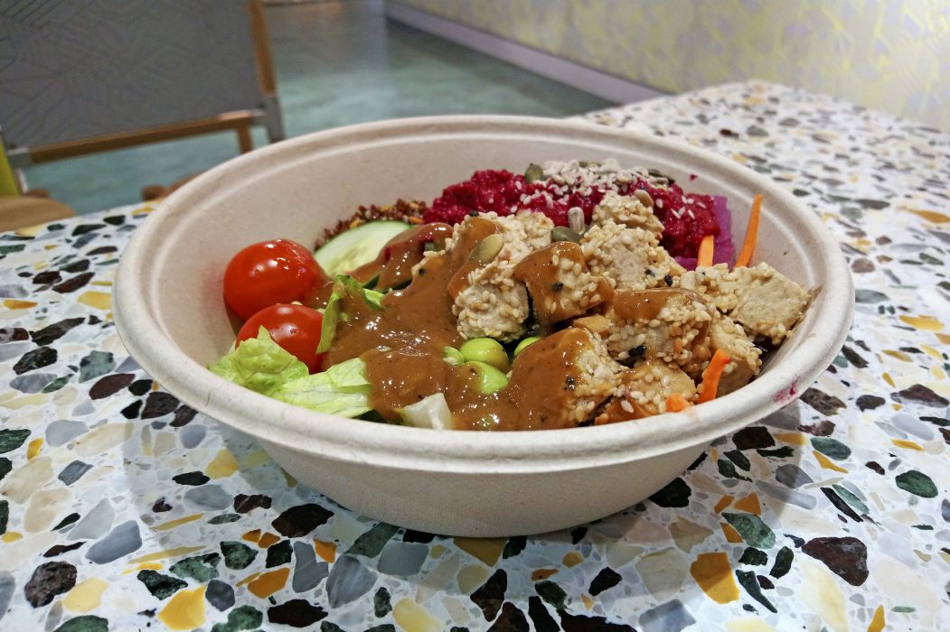Togogo i Nordstan har gott om sittplatser och här kan man välja en färdig sallad eller mixa egna favoriter.