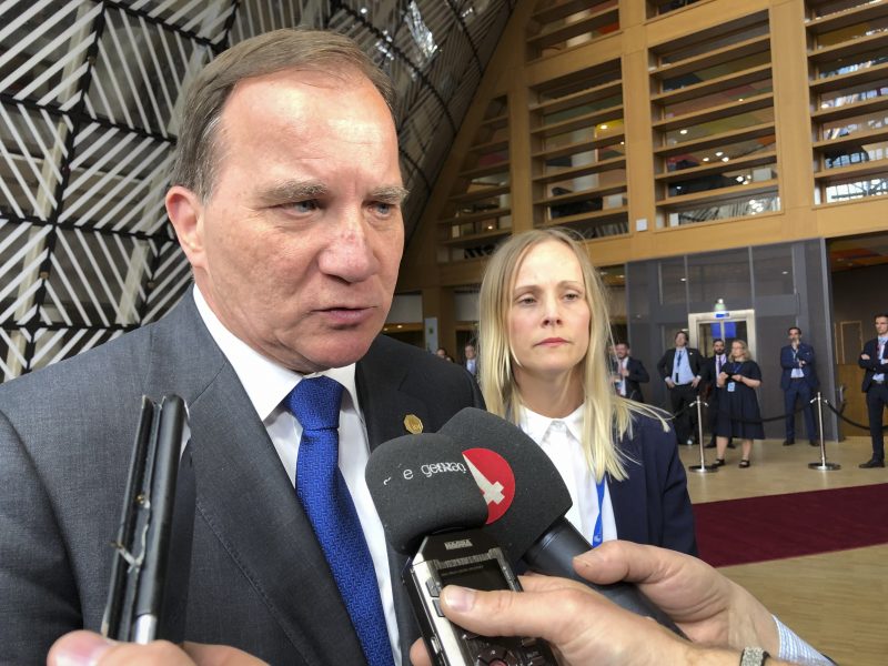 Statsminister Stefan Löfven (S) pratar med journalister i samband med tisdagens EU-toppmöte.