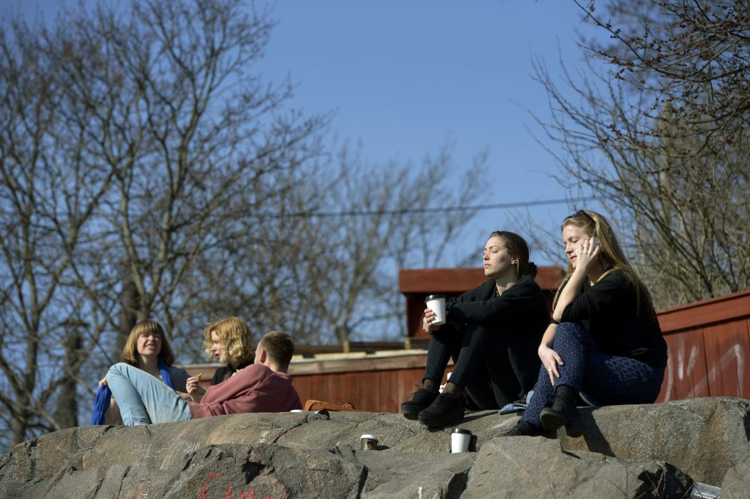 Sveriges unga är intresserade av politik och är positiva till att Sverige samarbetar med andra länder.