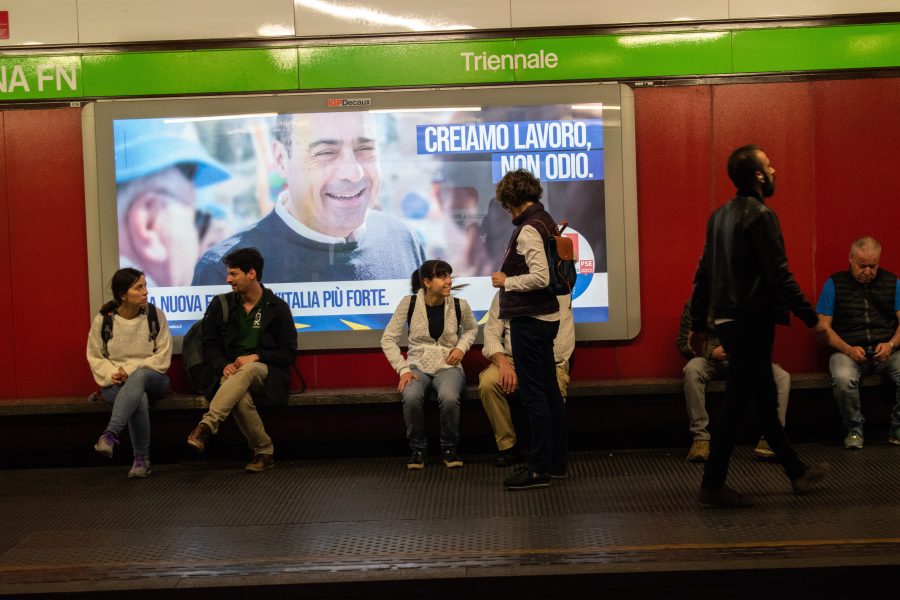 "Vi skapar jobb, inte hat", skriver partiet PD på reklamkampanjerna i Italien.