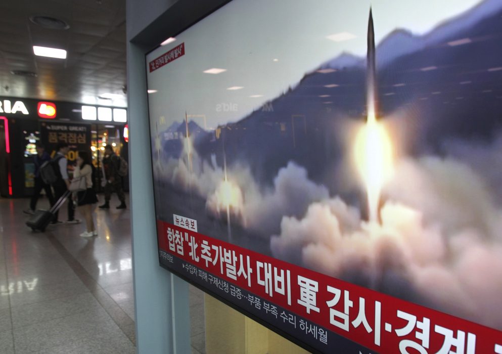 En tv på Seouls centralstation i Sydkorea visar bilder från den nordkoreanska robotövningen.