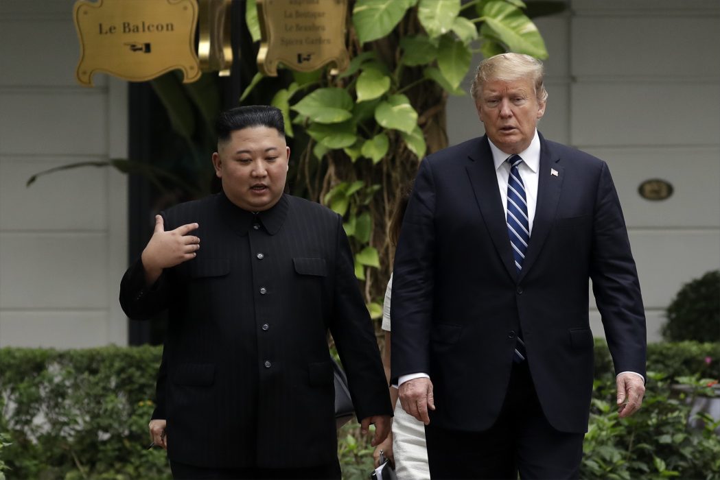 Nordkoreas ledare Kim Jong-Un och USA:s president Donald Trump i samtal under mötet i Hanoi i februari i år.