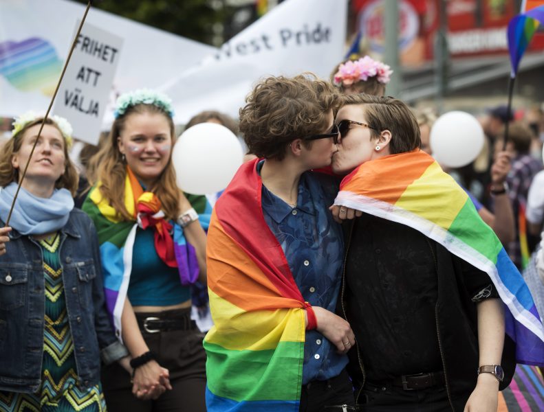 West Pride uppmanar med anledning av IDAHOT-dagen i dag Skolinspektionen att inte låta skolor komma undan med att sopa homo-, bi och transfobi under mattan, utan att kräva kraftfulla åtgärder.