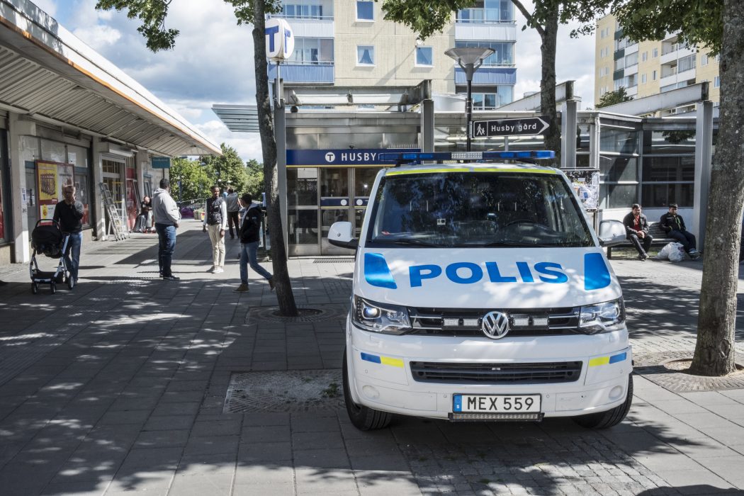 Poliser har även själva en skyldighet att anmäla om de misstänker brott.