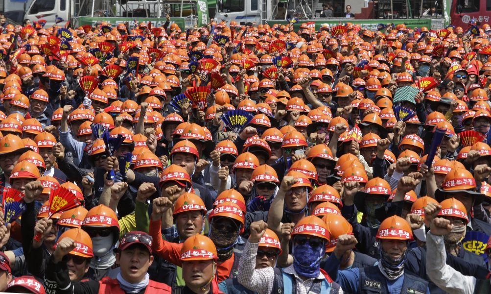 Ett hav av arbetare samlades i Sydkoreas huvudstad Seoul.