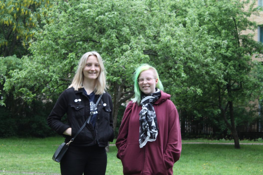Linnéa Dahlén och Lollo Öst i Söderlingska parken, på den plats där scenen kommer stå under festivalen Stigberget svänger & svär som äger rum den 7 juni.