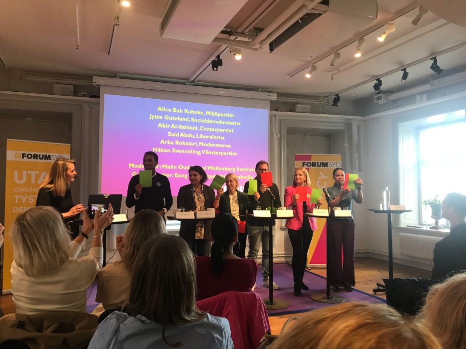Från vänster: Malin Oud (chef för Stockholmskontoret, Raoul Wallenberginstitutet) modererade och i debatten deltog EU-kandidaterna Said Abdu (L), Abir Al-Sahlani (C), Jytte Guteland (S), Håkan Svenneling (V), Arba Kokalari (M) och Alice Bah Kuhnke (MP).