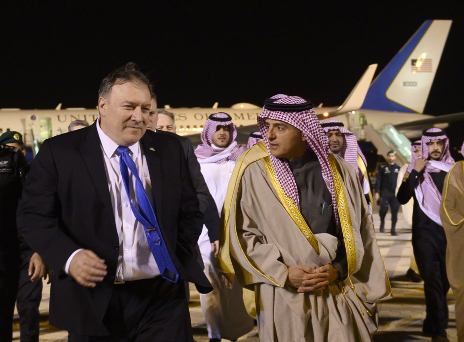 Adil al-Jubayr (till höger) i samband med ett besök av USA:s utrikesminister Mike Pompeo (till vänster) i vintras.