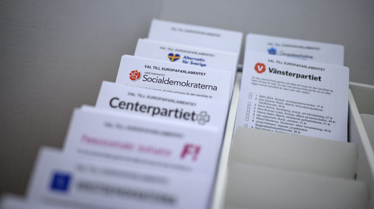 När de mest morgonpigga väljarna i Ovanåker skulle rösta till EU-valet morse saknades valsedlar till Vänsterpartiet.
