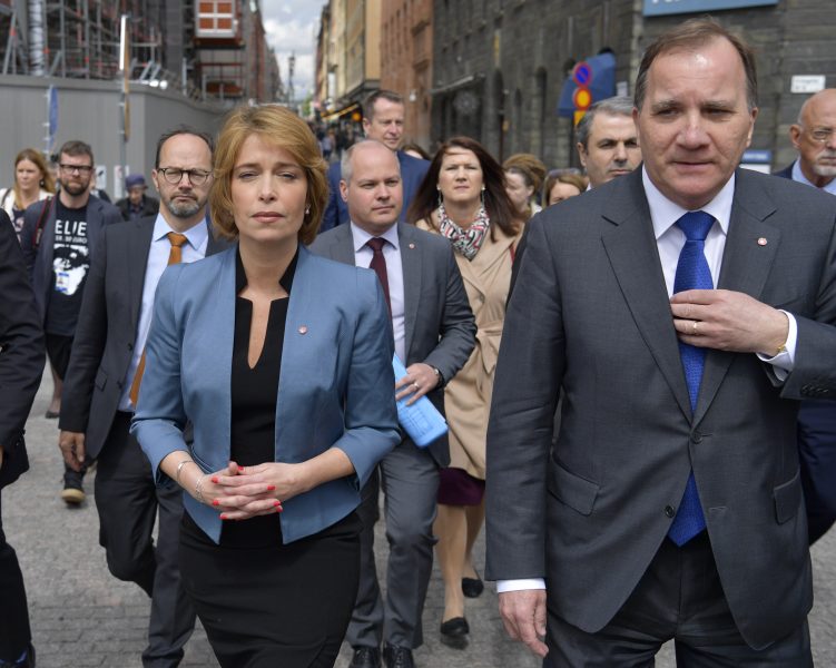 Socialförsäkringsminister Annika Strandhäll (S) och statsminister Stefan Löfven (S) på väg till misstroendevotering mot Strandhäll förra veckan.