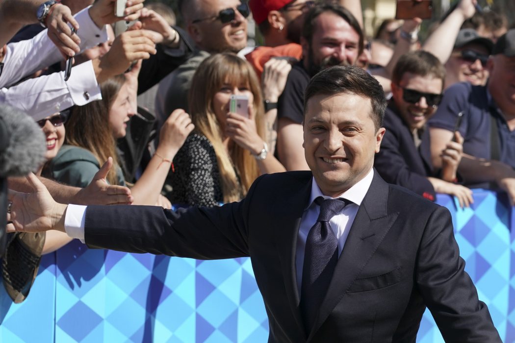 Volodymyr Zelenskyj hälsar på sina anhängare.