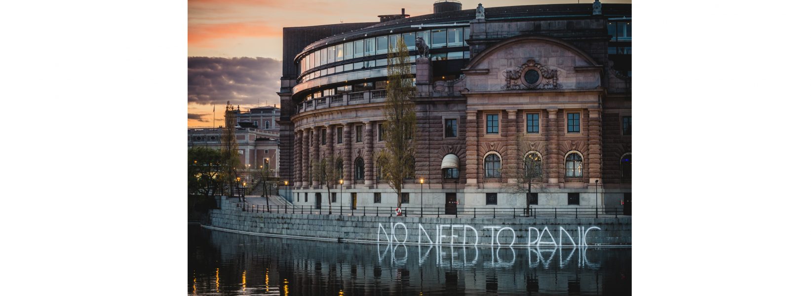 Förlagan till aktionen är gatukonstnären Banksys verk i Regent's canal i London, vars text lydde "I don't believe in global warming".