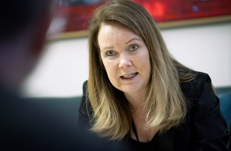 Landsbygdsminister Jennie Nilsson (S) vill att statliga jobb ska flyttas längre ut än till residensstäderna.