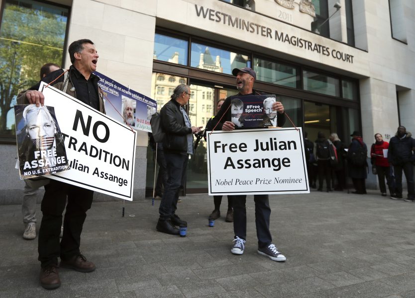 Demonstranter har vid flera tillfällen protesterat mot en eventuell utlämning av Assange till USA.