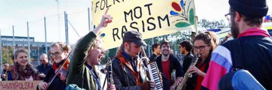 Folkmusiker mot rasism spelade outtröttligt i ﬂera timmar under lördagen.