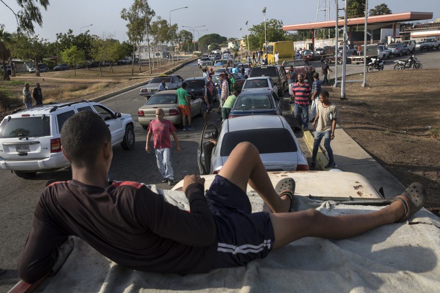 Kö till macken i Cabimas i Venezuela – ett resultat av USA:s sanktioner mot landet.