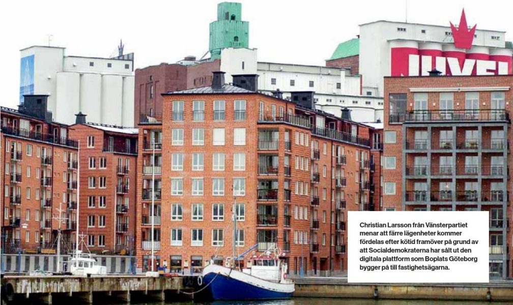 Christian Larsson från Vänsterpartiet menar att färre lägenheter kommer fördelas efter kötid framöver på grund av att Socialdemokraterna har sålt ut den digitala plattform som Boplats Göteborg bygger på till fastighetsägarna.
