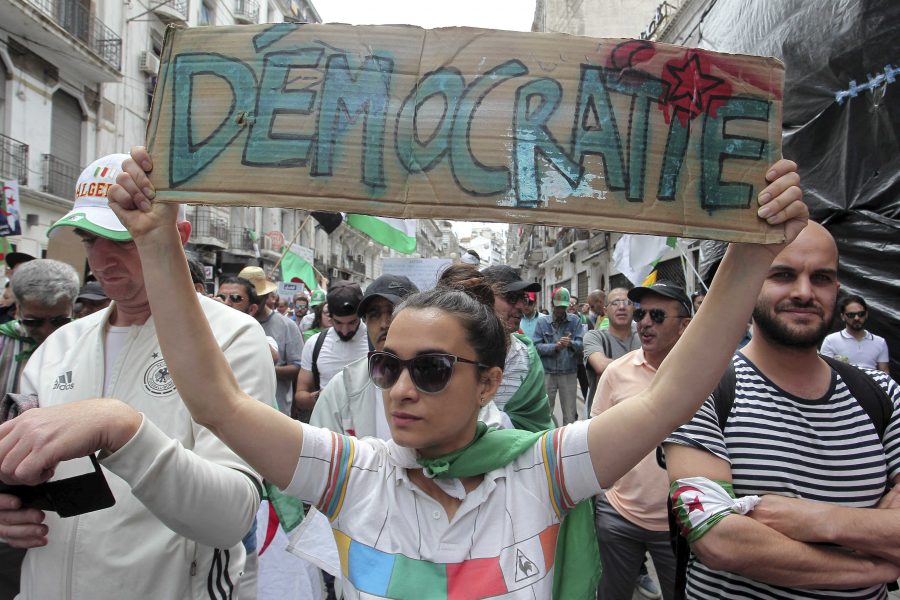 En demonstrant kräver demokrati under en demonstration i Alger i maj.
