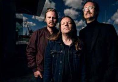 Franska trion med sina excentriska rock- och visinﬂuenser upprepar förra årets julsuccé på Pustervik i morgon, lördag.