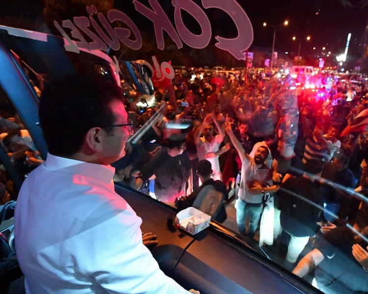 Foto: Onur Gunay/Ekrem Imamoğlus stab/AP/TTEkrem Imamoğlu hälsar sina anhängare från kampanjbussen när segern står klar.