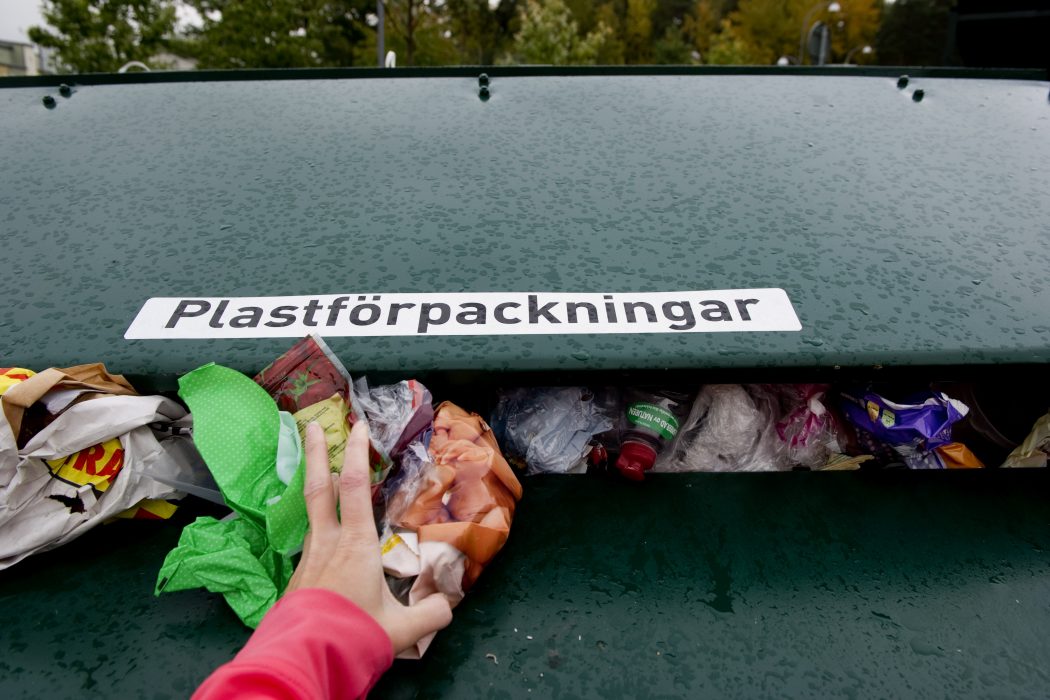 Svenskarna förbrukar allt mer plastskräp - och mindre än hälften återvinns.