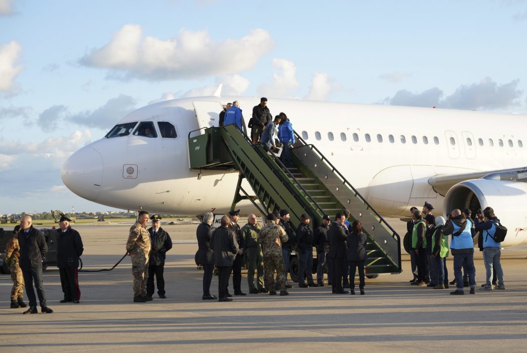 Ett flygplan med flyktingar från Libyen landade på en militärflygplats nära Rom den 29 maj.