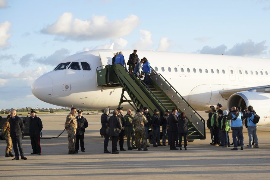 Ett flygplan med flyktingar från Libyen landade på en militärflygplats nära Rom den 29 maj.