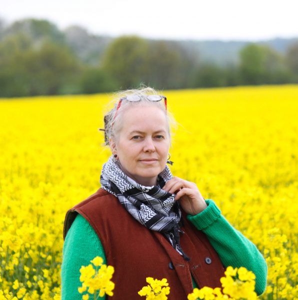 Kajsa Källérus är hobbyodlande keramiker och har bloggen "Getingedalens gröna", där hon delar med sig av sina odlingserfarenheter av ekologisk grönsaksodling.