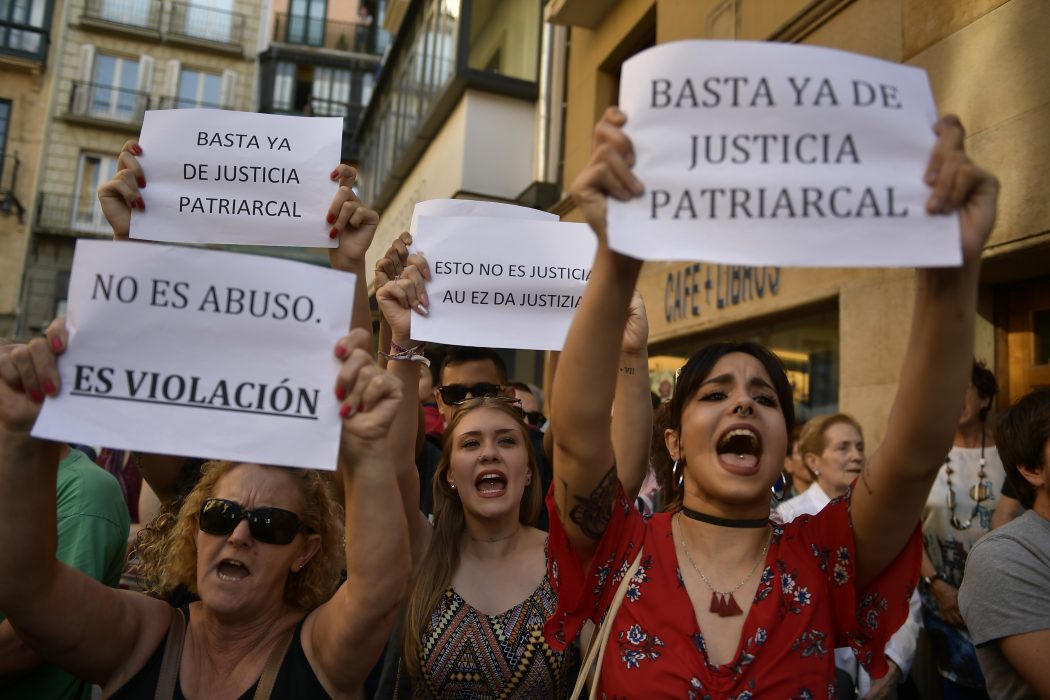Protester 2018 då en lägre instans släppte de fem männen mot borgen.