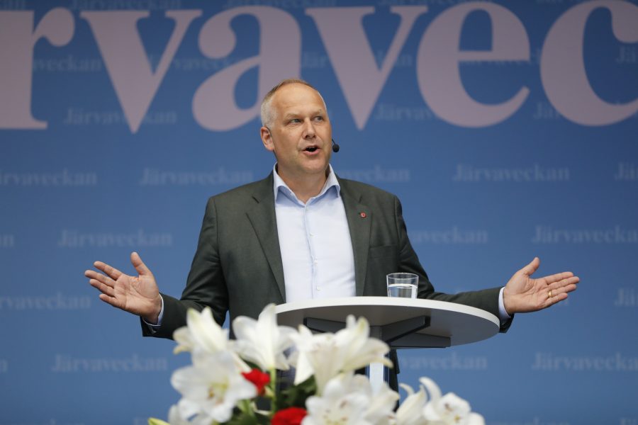 Vänsterpartiet partiledare Jonas Sjöstedt talar under politikerveckan på Spånga IP i Järva.