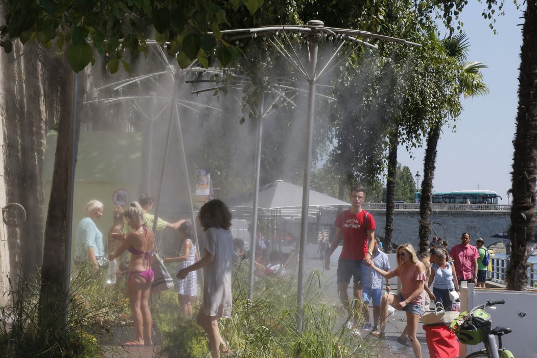 Franska meteorologer spår värmerekord för juni när hettan drar in över delar av Europa.