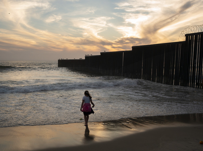 Foto: Gregory Bull/AP/TTEn flicka vid gränsen mellan Mexiko och USA.