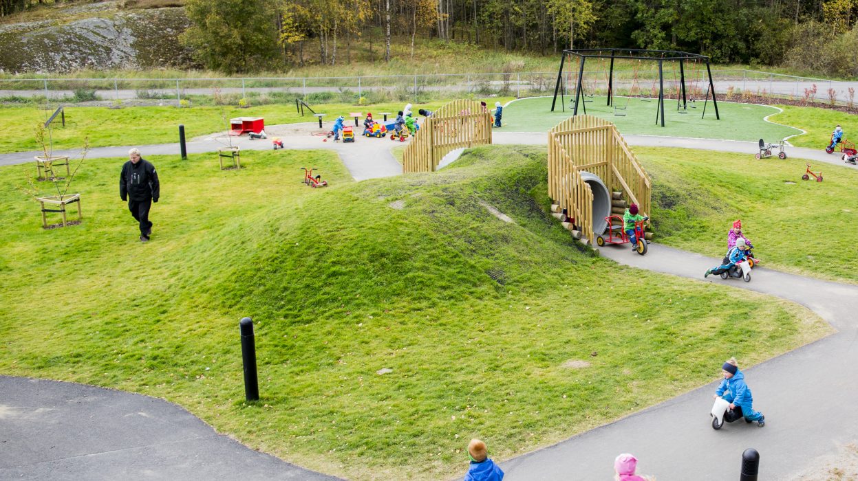 Förskolebarn behöver skydd mot solen under varma dagar.
