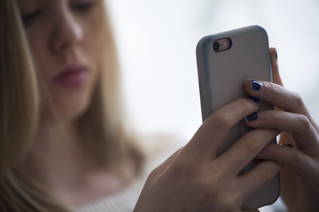 Det är via telefonen och sociala medier som unga främst tar del av nyheter.