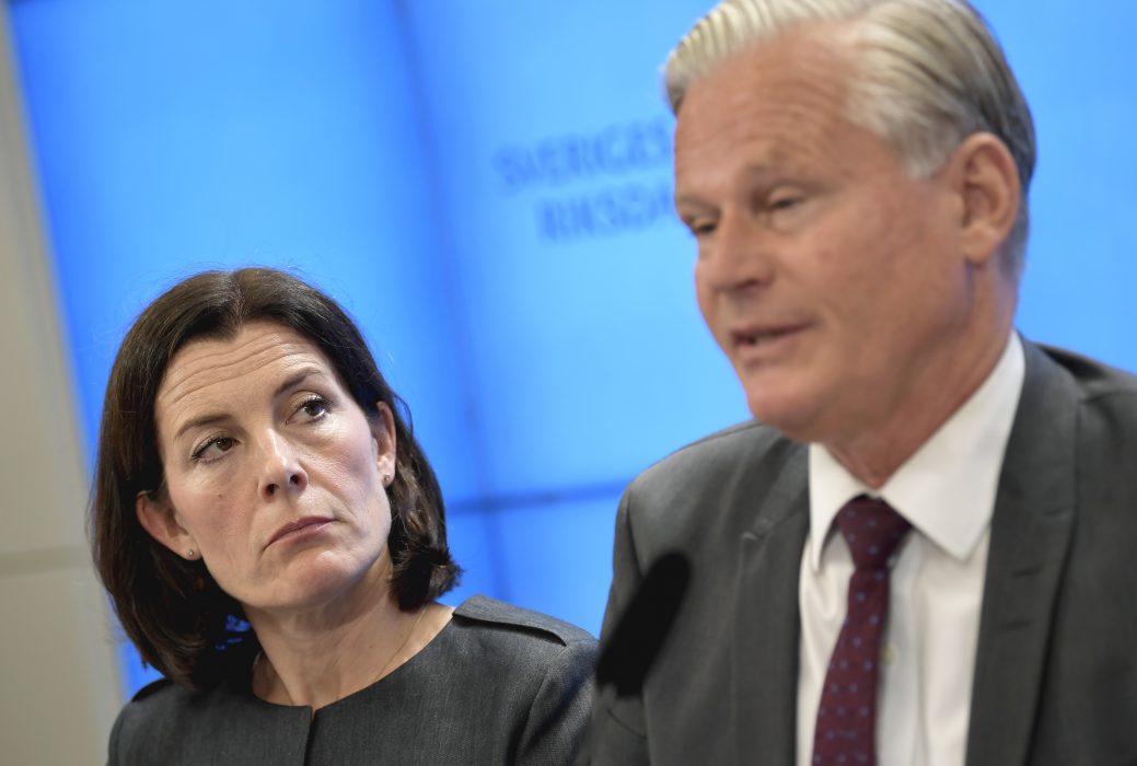 KU:s ordförande Karin Enström (M) och vice ordförande Hans Ekström (S) är båda kritiska till regeringens agerande vid petningen av Försäkringskassans generaldirektör.