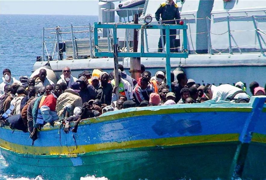Den italienska ön Lampedusa har tagit emot hundratusentals båtﬂyktingar.