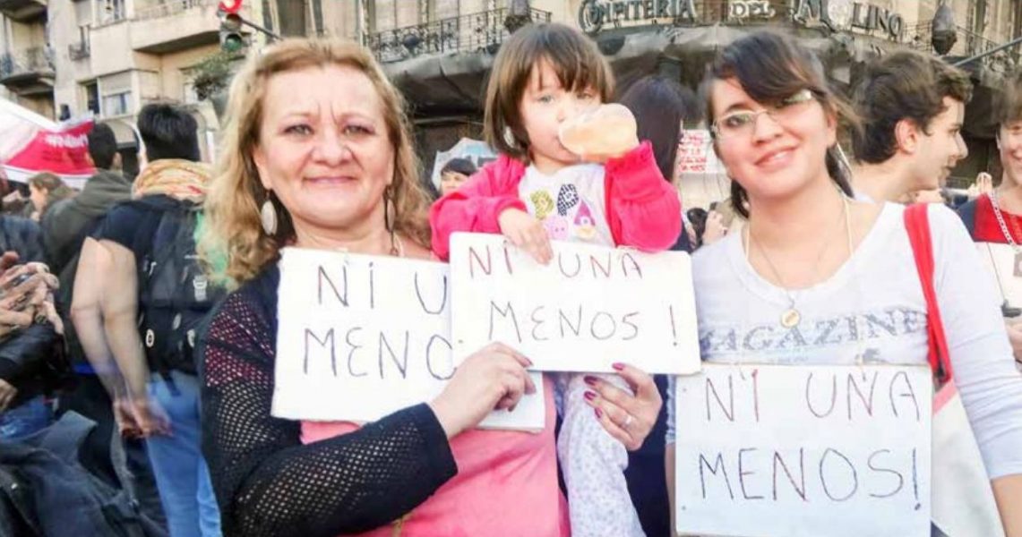 Soraima Torres med sin dotter Mariela och dotterdotter vid en demonstration mot kvinnomord som genomfördes i Buenos Aires i somras.